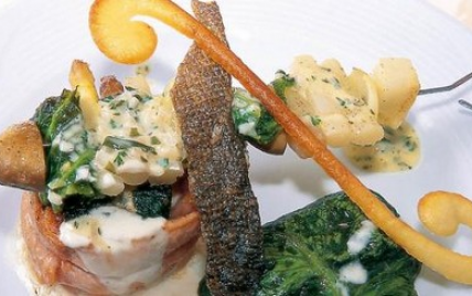 Roulé de saumon mi-cuit fourme d'ambert et épinards brochette maraîchère aux herbes gâteau de merlan aux lentilles en habit vert