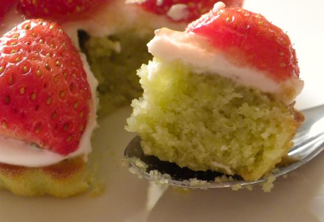 Tartelettes financières au thé matcha et fraises sur crémeux de fromage blanc