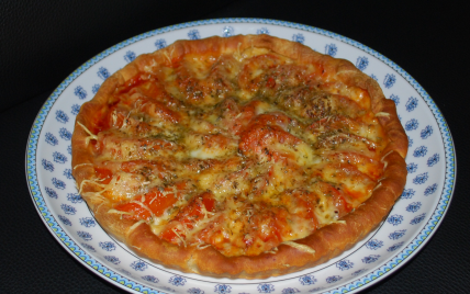 Tarte fine à la tomates-mozza, sur lit de moutarde à l'ancienne