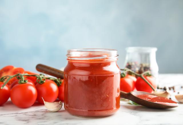 Cette petite astuce va vous permettre de conserver votre sauce tomate entamée bien plus longtemps !