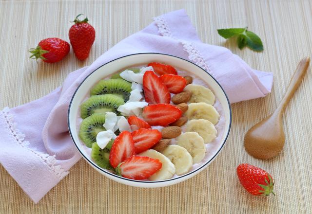 Smoothie bowl aux fraises du Périgord IGP, bananes et Kiwi de l’Adour IGP