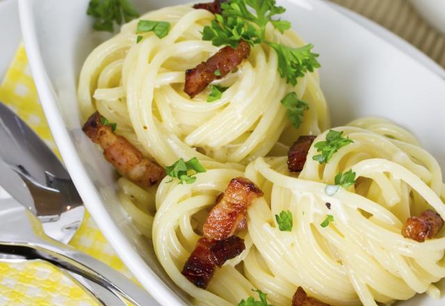 Spaghettis aux lardons, herbes et parmesan