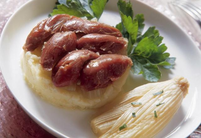 Parmentier de canard à la purée de pommes de terres écrasées à l'huile d'olive et aux cœurs de céleri braisés à la graisse de canard.