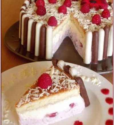 Charlotte au chocolat blanc et aux fraises