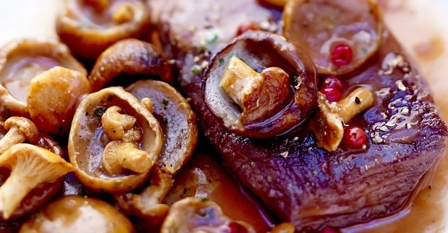 Pavé de cerf, sauce Grand Veneur et poêlée de champignons à la landaise