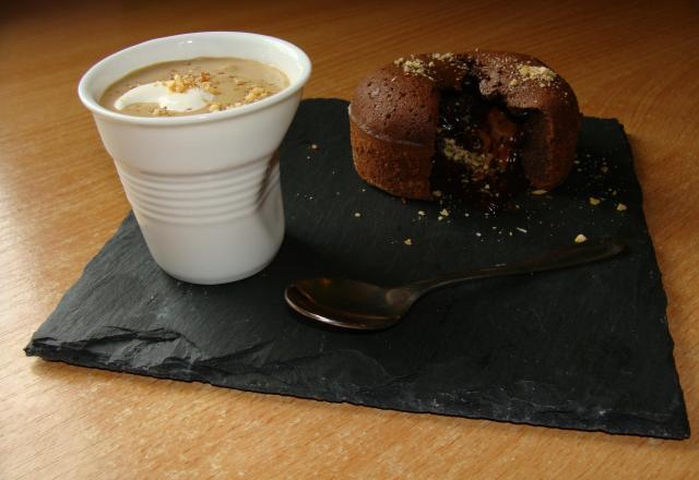 Coulant chocolat au cœur praliné, et sa crème anglaise façon cappuccino