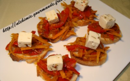 Toasts poivron rouge, carottes et feta