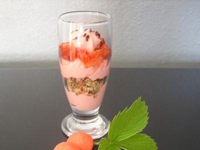 Mousse fraise tagada et croustillant au chocolat