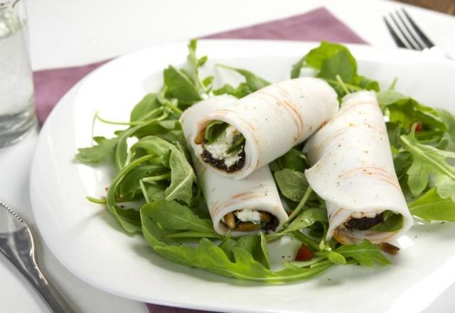 Rouleaux de Tranches de la Mer au fromage frais et tapenade noire