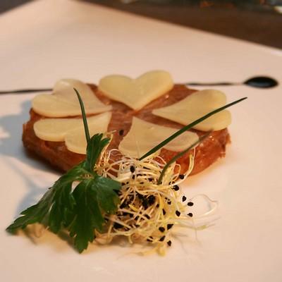 Tarte d'échalote 'façon tatin' et cœur d'Ossau Iraty