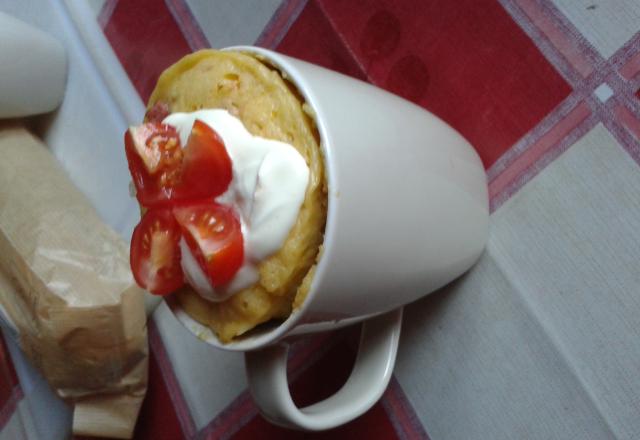 Mug cake aux lardons et tomate cerise