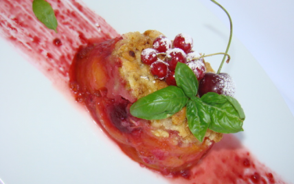 Poêlée de pêches, groseilles et cerises au basilic, en crumble de pignons et éclats de Toblerone blanc