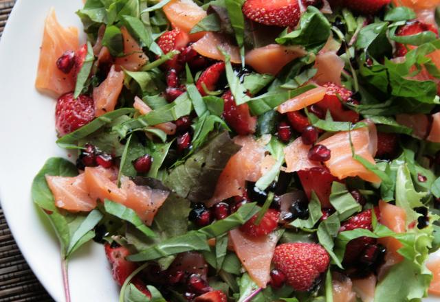 Salade étonnante au saumon, fraises, grenade et basilic