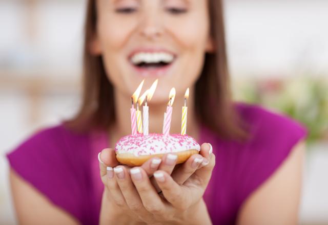 Savez-vous pourquoi on souffle des bougies sur son gâteau d’anniversaire ?