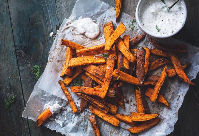 Frites de patate douces aux épices, sauce yaourt à l’aneth