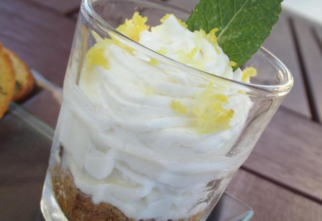 Mousse au citron vert sur son lit de spéculoos