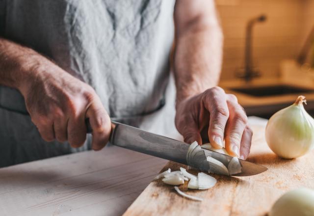 Le hack ultime en cuisine : comment couper finement son oignon en moins de 2 minutes ?