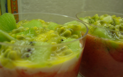 Verrine fraise banane kiwi sur lit de fromage blanc