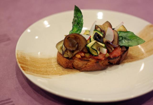 Bruschetta aux légumes grillés, compotée au ketchup hot et chips de basilic