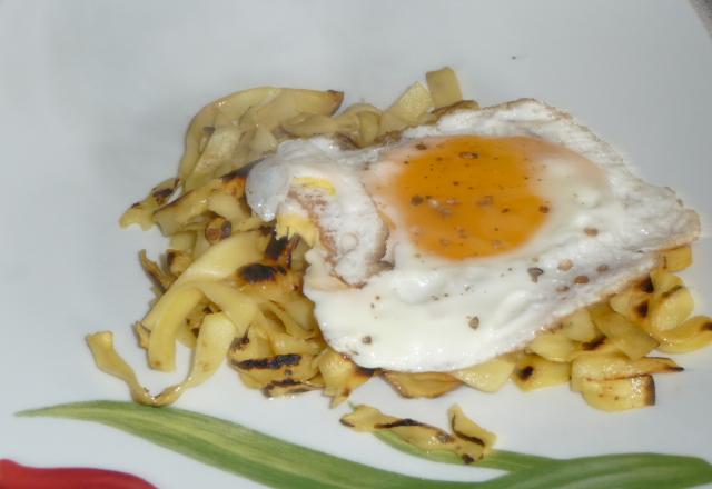 Œuf sur le plat sur lit de tagliatelles au beurre