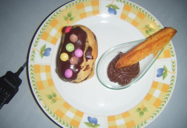 Mini éclairs au chocolat et Smarties