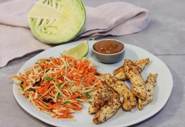 Salade d’hiver croquante au poulet grillé et sa sauce au beurre de cacahuètes