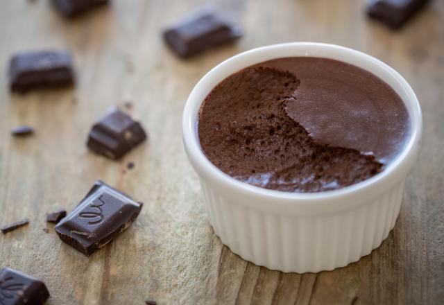 “Facile à reproduire à la maison” : la recette de mousse au chocolat soufflée de ce chef étoilé va vous faire craquer !