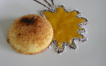 Demi-sphère à la noix de coco gratinée au sucre de canne complet, compotée de mangue