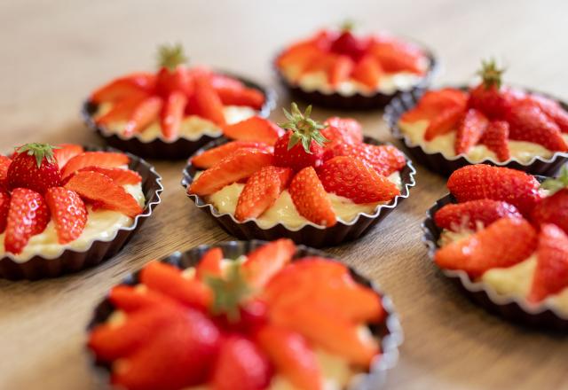 “C’est le début des fraises” : Cyril Lignac livre sa recette pour les sublimer dans des tartelettes aux sablés bretons