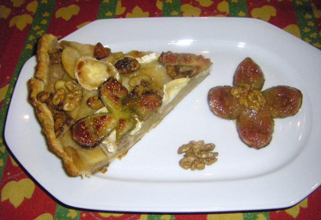 Tarte pommes figues noix et chêvre