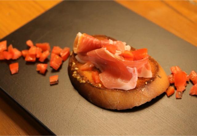 Tartine de pain aillé avec tomate et jambon