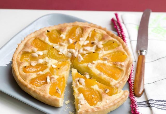 Tarte aux abricots et amandes, crème d'amandes et zeste de citron