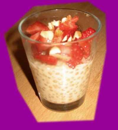 Verrine de crème tapioca / fève tonka, fraises et amandes grillées