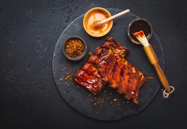 Travers de porc marinés au miel au barbecue