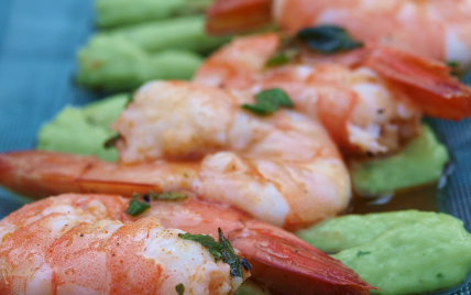 Brochette de crevettes marinées et crème d'avocat concombre