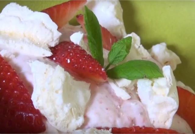 Eton Mess aux fraises et éclats de meringue