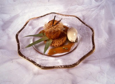 L'ananas rôti au caramel d'épices, riz de Camargue soufflé