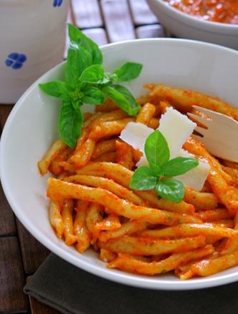 Pâtes « strozzapreti » faites à la main sauce "sugo" et champignons