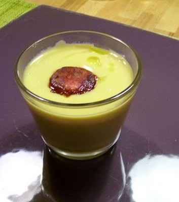 Velouté de cocos de paimpol à l'huile de truffe, chorizo et macis