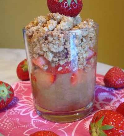 Verrine crumblelisée rhubarbe et fraise