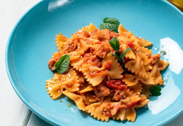 Tous en cuisine : la recette simple et gourmande des pâtes au ragoût de tomates et thon de Cyril Lignac