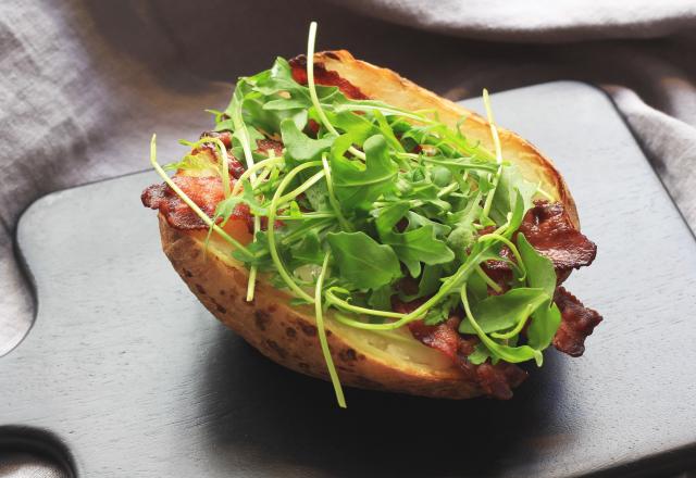 Pommes de terre au four, gorgonzola, poitrine fumée et roquette