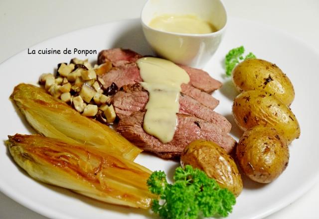 Magret de canard garni de sauce au foie gras, pommes de terre, chicons et champignons