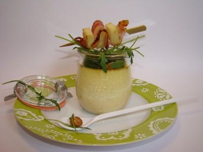 Crème brûlée au brie de Meaux, roquette et noisettes, mini-brochette de pomme Granny Smith et lard croustillant