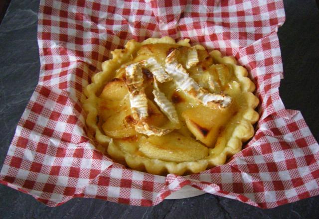 Tartelette aux deux pommes flambées et camembert