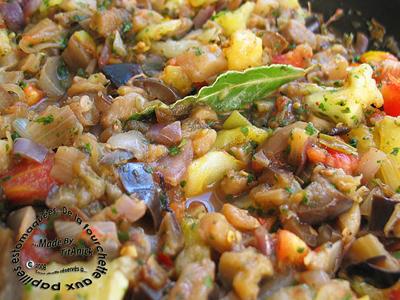 Aubergines, tomates et oignons nouveaux poêlés