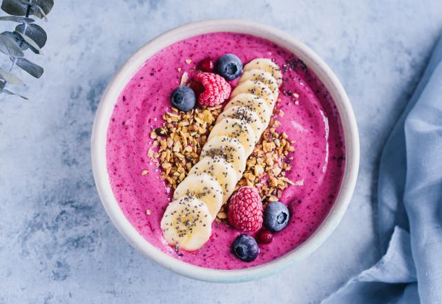 Smoothie bowl aux fruits rouges et banane