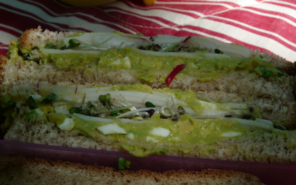 Sandwich à l'avocat et au surimi