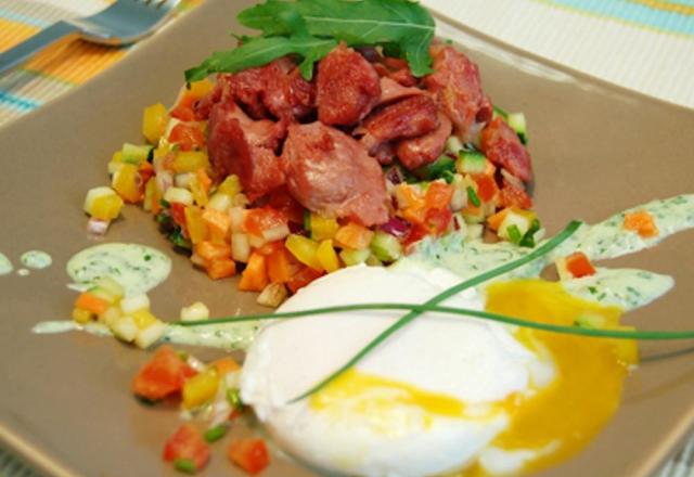 Tartare de légumes au citron et Gésiers de Poulet, œuf poché, sauce mousse de roquette