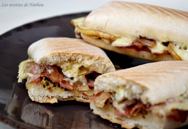 Panini au brie, lard fumé, moutarde à l'ancienne et oignons confits au balsamique